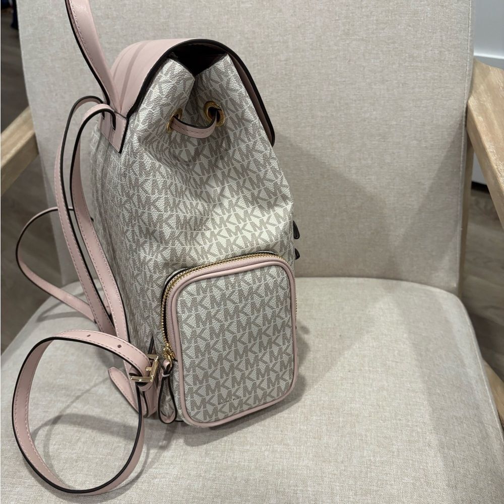 MICHAEL KORS
Jet Set Large Logo Backpack - Picture 6 of 9